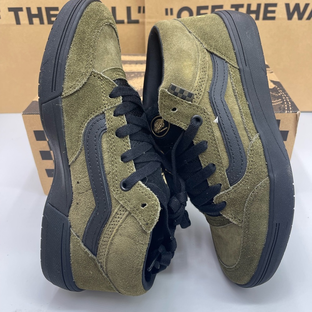 Vans Men’s Zahba Mid
Beatrice Domond Dark Olive Sneakers
VN000CBSDOL - Picture 11 of 16